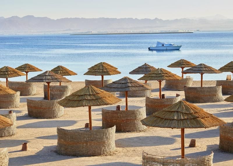 Letovanje Egipat Hurgada Hotel Sheraton Soma Bay Plaža Suncobrani
